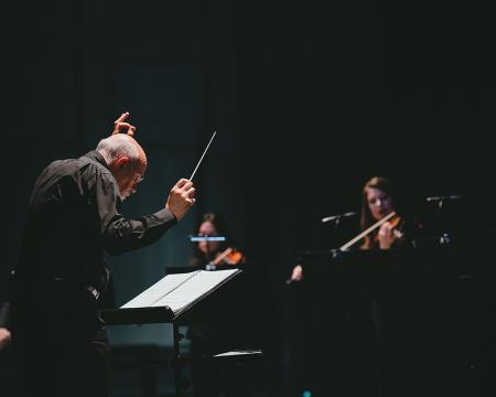 Paul Silverthorne conducting Sinfonietta Cracovia c Piotr Marowski