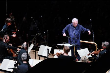 David Atherton conducts Ligeti's Chamber Concerto © Mark Allan