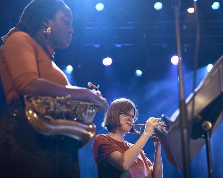 An image of saxophonist Cassie Kinoshi and trumpeter Laura Jurd at the London Sinfonietta's London Third Stream concert