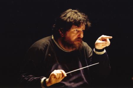 Oliver Knussen conducting