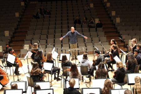Patrick Bailey conducts young musicians alongside London Sinfonietta © Niamh Collins