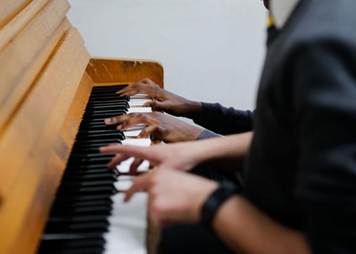 hands playing piano